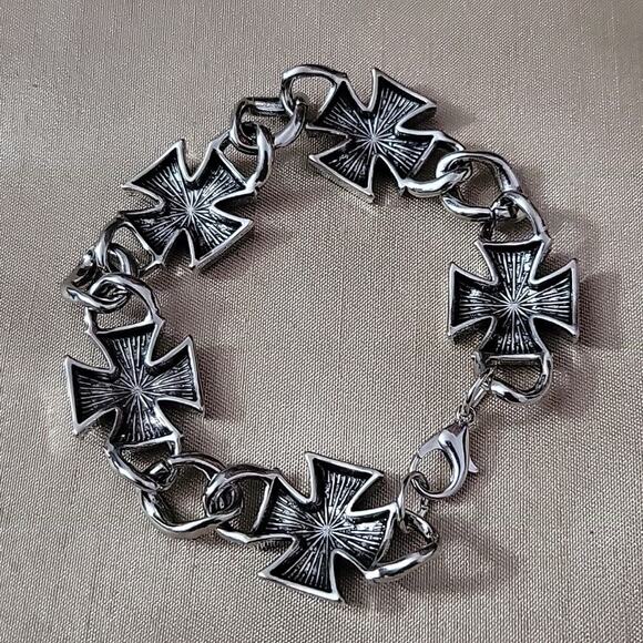 Silver & black skull and cross chunky gothic biker bracelet - Picture 3 of 4